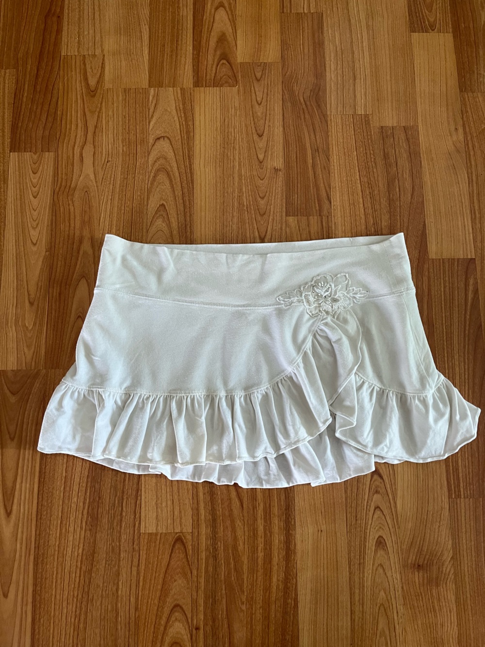 Guess White Ruffle Mini Skirt with Floral Applique